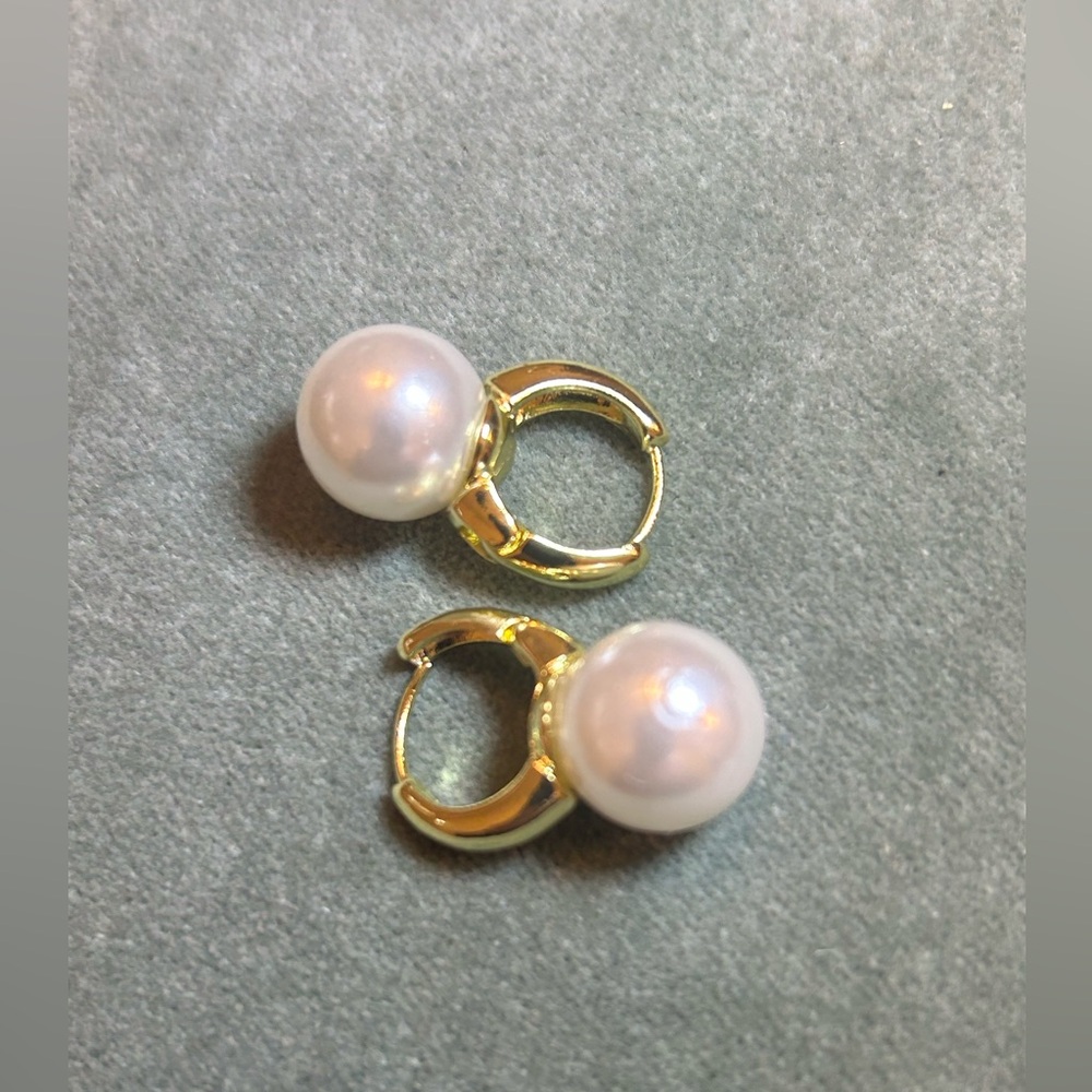 Elegant Gold and White Pearl Drop Earrings - Picture 4 of 4